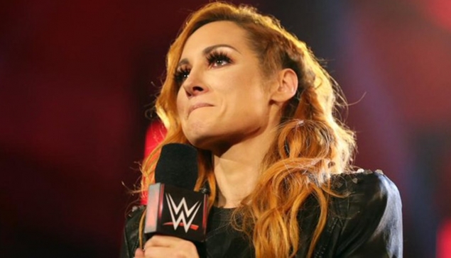 Becky Lynch « dévoile » son ventre rond ! 